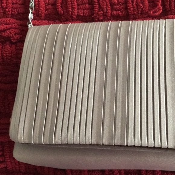 Button enclosure evening bag with chain strap - Picture 2 of 4